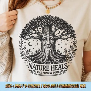 Puede incluir: Un juego de tres tazas de cerámica con un acabado mate moteado. Las tazas son de color crema, gris claro y gris oscuro. Cada taza tiene un diseño simple y minimalista y un asa redondeada.