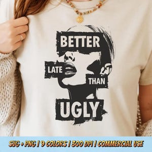 Puede incluir: Camiseta color crema con un gráfico en blanco y negro del rostro de una mujer y el texto "BETTER LATE THAN UGLY" en negrita. Un diseño llamativo y audaz.