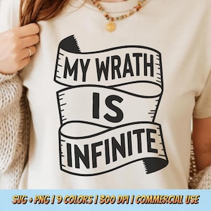 Könnte beinhalten: Beiges T-Shirt mit dem schwarzen Text "MY WRATH IS INFINITE" in einem Banner-Design. Das Shirt enthält auch den Text "SVG + PNG | 9 COLORS | 300 DPI | COMMERCIAL USE" am unteren Rand. Das T-Shirt hat eine neutrale Farbe.