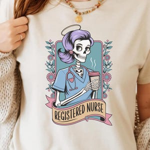 Carta de Tarô de Enfermeira Registrada Esqueleto RN PNG Design de Camiseta Clipart Adesivo Download Digital Instantâneo POD Sublimação Fundo Transparente