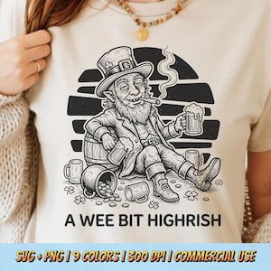 Puede incluir: Camiseta beige con una ilustración en blanco y negro de un duende fumando y bebiendo cerveza. El texto "A WEE BIT HIGHRISH" está impreso debajo. La camiseta también incluye el texto "SVG + PNG | 9 COLORS | 300 DPI | COMMERCIAL USE".