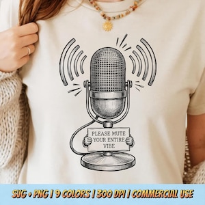 Peut inclure: Un t-shirt couleur crème arborant un motif noir représentant un microphone de style vintage avec des ondes sonores rayonnant du sommet. Le microphone tient un panneau rectangulaire portant l'inscription "PLEASE MUTE YOUR ENTIRE VIBE" en lettres capitales.