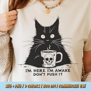 Ich bin hier, ich bin wach, drücken Sie es nicht SVG PNG - Mürrischer Katzenkaffee, lustige Haustierliebhaber Kunst, Retro Katze Clipart, Humor Sublimationsshirt T-Shirt Design