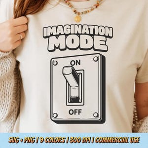 以下が含まれることがあります： 白のセラミック花瓶3個セット。リブ加工が施されています。高さはそれぞれ約25cm、20cm、15cmです。ミニマルなデザイン。