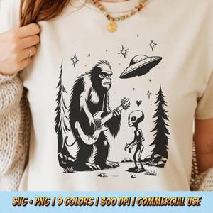 Bigfoot Alien PNG SVG - Divertido Cryptid Guitarra OVNI Bosque Arte Dibujos animados Sasquatch Yeti Sublimación Diseño digital Gráfico espacial retro Descargar