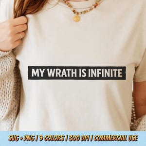 以下が含まれることがあります： 黒い長方形の中に白い文字で「MY WRATH IS INFINITE」と書かれたクリーム色のTシャツ。Tシャツは人が着ています。画像の下部には「SVG + PNG | 9 COLORS | 300 DPI | COMMERCIAL USE」と書かれています。