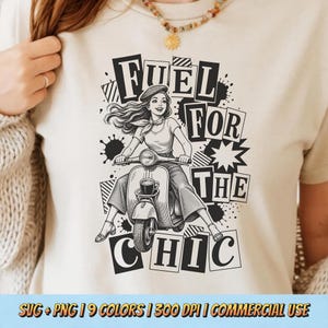 以下が含まれることがあります： クリーム色のTシャツで、スクーターに乗る人物の黒いグラフィックプリントが施されています。テキストには「FUEL FOR THE CHIC」と書かれています。デザインには抽象的な形、飛沫、ヘッドスカーフとワイドパンツを身に着けた長い髪の人物が含まれています。