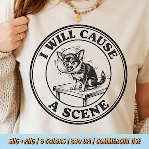 Puede incluir: Camiseta color crema con una ilustración en blanco y negro de un chihuahua con un collar isabelino, sentado en una pequeña mesa. El texto alrededor de la imagen dice "I WILL CAUSE A SCENE".