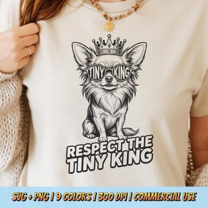 Respect The Tiny King PNG SVG - 面白いチワワの王冠サングラス皮肉な犬ヴィンテージレトロペットユーモア昇華グラフィックTシャツデザイン