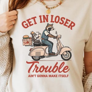 Get In Loser PNG - トラブルは起こらない、面白い、皮肉なアライグマ、森の動物愛好家、レトロなユーモア、クリップアート、DTF、Tシャツデザイン、POD