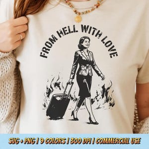 Può includere: T-shirt beige con una grafica in bianco e nero di una donna che cammina con una valigia, fiamme sullo sfondo e la scritta "FROM HELL WITH LOVE" sopra. La parte inferiore della maglietta riporta la scritta "SVG + PNG | 9 COLORS | 300 DPI | COMMERCIAL USE."