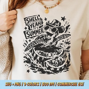 Puede incluir: Camiseta color crema con un gráfico negro de una tortuga con gafas de sol y sombrero de vaquero, con el texto "SHELL YEAH IT'S SUMMER". La tortuga está representada sobre una rodaja de cítrico.