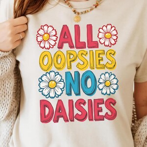 PNG "All Oopsies No Daisies" - Cita divertida, colores retro, arte, camiseta vintage atrevida, margarita, clipart, diseño de camiseta caprichoso, gráfico de sublimación, broma