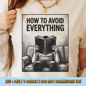 Könnte beinhalten: Beige T-Shirt mit einem schwarz-weißen Grafikdesign. Die Grafik zeigt "HOW TO AVOID EVERYTHING" über einer Illustration einer Person, die ein Buch auf einem Sofa liest. Der untere Teil der Grafik enthält "SVG + PNG | 9 COLORS | 300 DPI | COMMERCIAL USE".