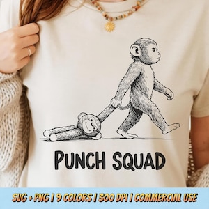 Könnte beinhalten: Beiges T-Shirt mit einer Schwarz-Weiß-Illustration eines Affen, der einen Teddybären zieht. Der Text "PUNCH SQUAD" ist darunter gedruckt. Der untere Teil des Shirts hat den Text "SVG + PNG | 9 COLORS | 300 DPI | COMMERCIAL USE".