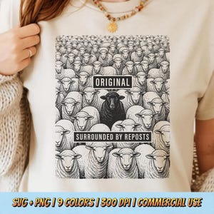 Puede incluir: Camiseta beige con una ilustración en blanco y negro de ovejas. Una oveja negra está rodeada de ovejas blancas, con las palabras "ORIGINAL" y "SURROUNDED BY REPOSTS" en texto negro. La camiseta también tiene texto en la parte inferior.