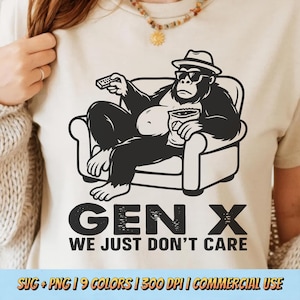 以下が含まれることがあります： ベージュ色のTシャツ。黒いグラフィックで、帽子とサングラスをかけたゴリラがリモコンと飲み物を持って椅子に座っている。テキスト「GEN X WE JUST DON'T CARE」がグラフィックの下に表示されている。