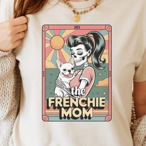 The Frenchie Mom Retro Digital Art - Estilo de Carta de Tarô | Design de Esqueleto Boho para Amantes de Cachorros | Download POD exclusivo para impressão de Bulldog Francês