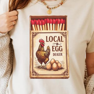 PNG del rivenditore locale di uova - Scatola di fattoria retrò, scatola di fiammiferi di pollo, arte divertente delle uova, arte della maglietta, sublimazione, clipart, design rustico della maglietta retrò