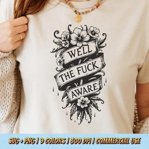Pode incluir: Uma camiseta branca com um design floral preto e o texto "WELL THE FUCK AWARE".