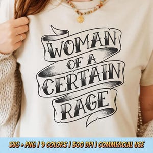 以下が含まれることがあります： 黒いバナーデザインで「WOMAN OF A CERTAIN RAGE」の文字が入ったベージュのTシャツ。 ヴィンテージスタイルのグラフィックが特徴です。 カジュアルウェアに適したデザインです。