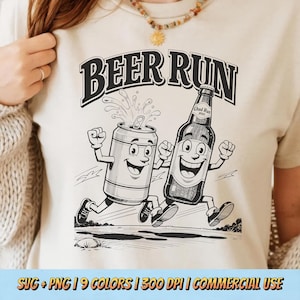 Puede incluir: Camiseta beige con una ilustración de dibujos animados en blanco y negro de una lata y una botella de cerveza corriendo. El texto "BEER RUN" está arqueado sobre los personajes. La botella de cerveza tiene el texto "Ghad Run 890".