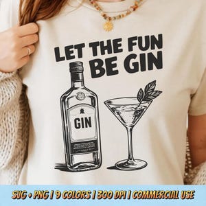 Op de afbeelding: Beige t-shirt met de zwarte tekst "LET THE FUN BE GIN". Daaronder een zwart-wit illustratie van een gin-fles en een martiniglas. Het t-shirt heeft een casual stijl.