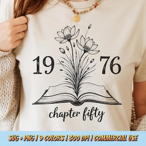 Puede incluir: Una taza de cerámica blanca con un asa negra y el texto "But First, Coffee" en negro y negrita. La taza está sobre una superficie de madera. La taza mide 10 cm de alto.