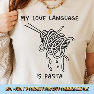 Könnte beinhalten: Beiges T-Shirt mit dem schwarzen Text "MY LOVE LANGUAGE IS PASTA". Das Design zeigt eine schwarze Strichzeichnung von Spaghetti und Essstäbchen. Der untere Teil des Bildes enthält Text über den Dateityp, die Farben und die kommerzielle Nutzung.