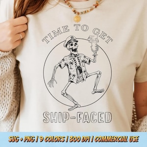 Op de afbeelding: Crèmekleurig T-shirt met een zwart-wit illustratie van een skelet met een kapiteinshoed en een Hawaiiaans shirt, met een cocktail in de hand. De tekst "TIME TO GET SHIP-FACED" staat boven en onder de afbeelding.