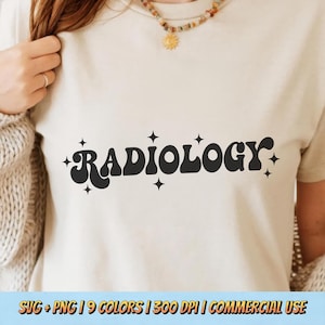 Op de afbeelding: Een crèmekleurig t-shirt met het woord "Radiology" in een retro zwarte letter, versierd met sterren. Het shirt heeft een neutrale kleur en korte mouwen. De onderkant van de afbeelding bevat de tekst "SVG + PNG | 9 COLORS | 300 DPI | COMMERCIAL USE".