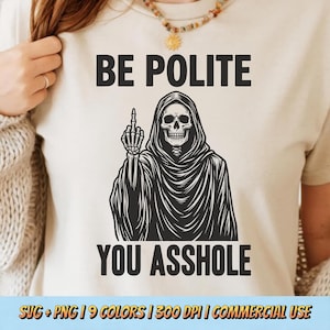 Może przedstawiać: Beżowa koszulka z napisem "BE POLITE YOU ASSHOLE" nad czarno-białą ilustracją postaci ponurego żniwiarza pokazującego środkowy palec. Obraz zawiera również tekst "SVG + PNG | 9 COLORS | 300 DPI | COMMERCIAL USE".