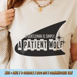 Könnte beinhalten: Beiges T-Shirt mit dem Text "A Gentleman Is Simply A Patient Wolf" in einem schwarzen Grafikdesign. Das Design beinhaltet eine stilisierte Wolfskopfform und Sternen-Elemente. Das T-Shirt hat eine neutrale Farbe.