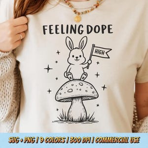 PNG de "Sintiendo droga" - Divertido, alucinante, caprichoso, caricatura kawaii, hippie, retro, conejo, hongo, retro, camiseta, arte, sublimación, clipart, diseño de camiseta