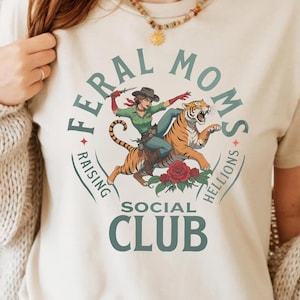 Feral Moms Social Club PNG - Design grafico vintage per maglietta, regalo per mamma selvaggia PNG, moglie selvaggia di qualcuno, maglietta artistica Mom Life, abbigliamento alla moda per mamme