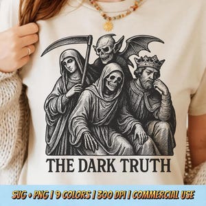 Op de afbeelding: Beige t-shirt met een zwart-wit afbeelding van vier figuren: een zeisdrager, een schedel met vleermuisvleugels, een gehood skelet en een gekroonde man. De tekst "THE DARK TRUTH" staat eronder. De onderkant van het shirt heeft de tekst "SVG + PNG | 9 COLORS | 300 DPI | COMMERCIAL USE".
