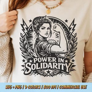 Könnte beinhalten: Rustikales Holzschild mit dem Text "Welcome to our home" in weißer Schrift. Das Schild hat eine Used-Optik und ein schlichtes, einladendes Design, perfekt für eine Veranda oder einen Eingangsbereich.