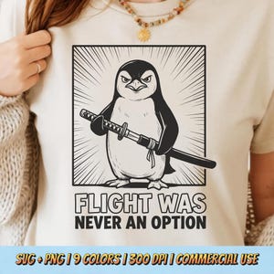 Könnte beinhalten: Beigefarbenes T-Shirt mit einer schwarz-weißen Illustration eines Pinguins, der ein Katana hält. Der Text "FLIGHT WAS NEVER AN OPTION" ist darunter gedruckt. Das T-Shirt hat einen Rundhalsausschnitt.