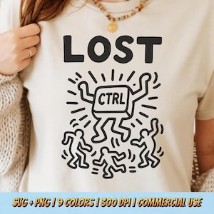 Puede incluir: Una camiseta color crema con la palabra "LOST" en letras negras en negrita. Debajo, un gráfico presenta una tecla "CTRL" con líneas radiantes, rodeada de figuras de palitos bailando. La parte inferior de la imagen incluye texto: SVG + PNG | 9 COLORES | 300 DPI | USO COMERCIAL.