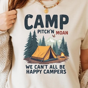 Camp Nick&#39;n Moan PNG - Camping Zelt PNG, Lustige Sublimation, Waldszene Clipart, Outdoor Abenteuer DTF, Retro Wilderness T-Shirt Design
