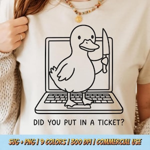 Puede incluir: Camiseta beige con un gráfico en blanco y negro de un pato sosteniendo un cuchillo frente a una computadora portátil. El texto "DID YOU PUT IN A TICKET?" está debajo del gráfico. La parte inferior de la imagen dice "SVG + PNG | 9 COLORS | 300 DPI | COMMERCIAL USE".