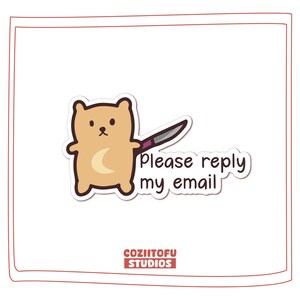 以下が含まれることがあります： ナイフを持った漫画のクマのステッカーで、「Please reply my email」というテキストが入っています。クマは薄茶色で、お腹には三日月があります。ステッカーには白い縁取りがあり、下部には「COZIITOFO STUDIOS」という文字があります。