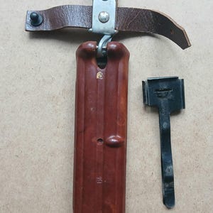 ソ連製6x4インチの銃剣ナイフ用鞘と革製ハンガー。ソ連軍の余剰品。ウクライナ土産。