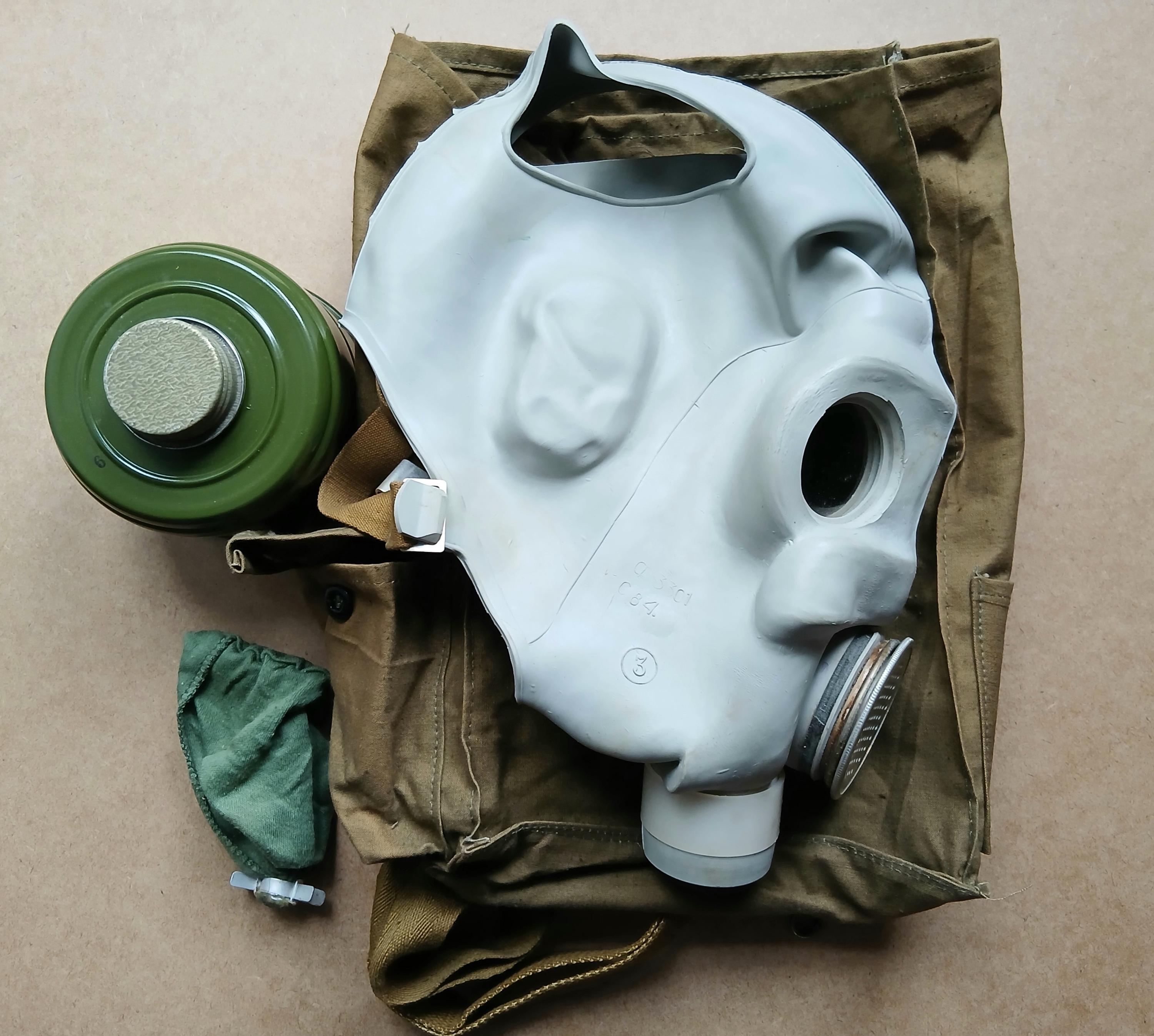 ロシア軍 ソ連 実物 PBF ガスマスク サイズ1 黒 ロシア軍 ソ連 実物 PBF ガスマスク サイズ1 黒 - メルカリ