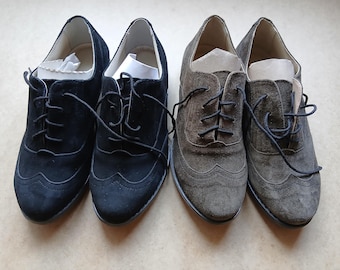 Mocassini stringati in camoscio per ragazzi. Taglia 36. Scarpe nere e marroni. Scarpe vintage.