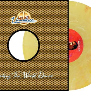 Può includere: Un disco in vinile con un design marmorizzato giallo e arancione. Il disco è parzialmente visibile accanto alla sua custodia. La custodia è dorata con un motivo a pois neri e il testo "Making The World Dance".