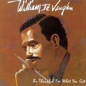 Può includere: Copertina dell'album con un ritratto di William De Vaughn. È raffigurato con capelli scuri e baffi, che tiene una matita. Il titolo dell'album, "Be Thankful For What You Got", è scritto sotto la sua immagine, con il suo nome sopra.