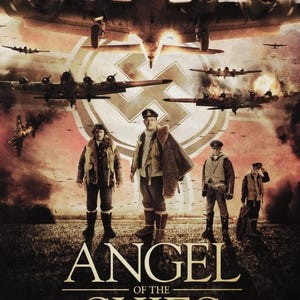 Puede incluir: Cartel de la película "Angel of the Skies" con un bombardero vintage y varios aviones de combate en el cielo. El cartel incluye el texto "Never before was so much owed, by so many, to so few". El título se muestra en letras doradas grandes.