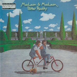 Può includere: Copertina dell'album "Bitter Reality" di Maclean & Maclean. L'immagine presenta due uomini in bicicletta tandem rossa in un giardino. Il cielo è blu con nuvole bianche e il giardino ha siepi verdi e statue.