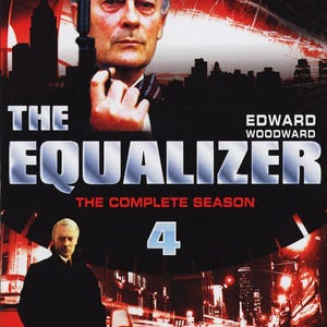 Può includere: Cofanetto DVD di "The Equalizer: The Complete Season 4" con Edward Woodward. La copertina mostra un uomo che tiene in mano una pistola, con paesaggi urbani sullo sfondo. Il set include 6 dischi.